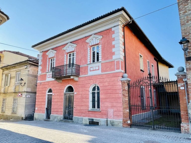 La "Casa Rosa" del belvedere langhe "Unesco" di La Morra.