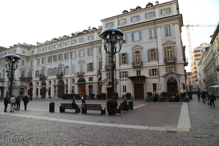 Piazza Carignano. Via Battisti ang Lagrange. Ristrutturato.