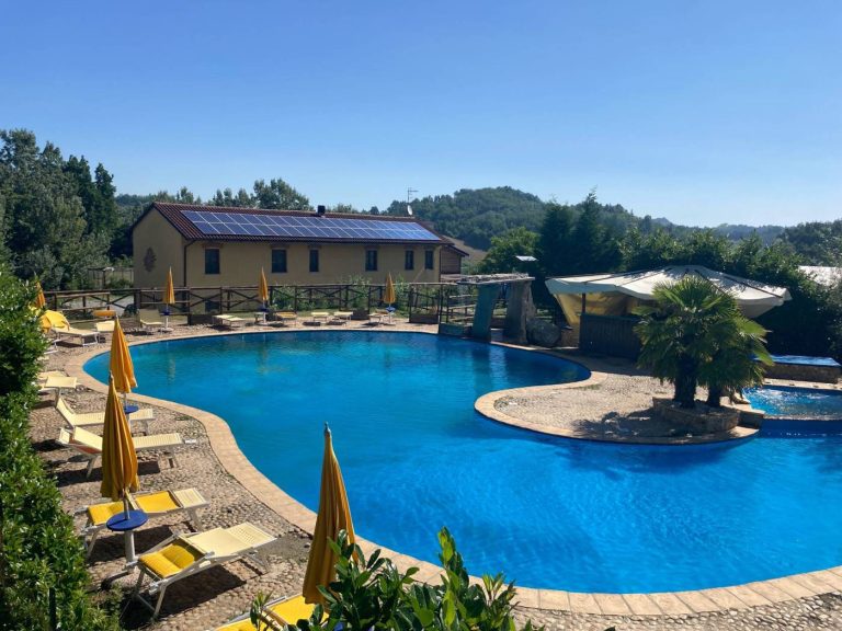 agriturismo con piscina – terreni- ampi annessi