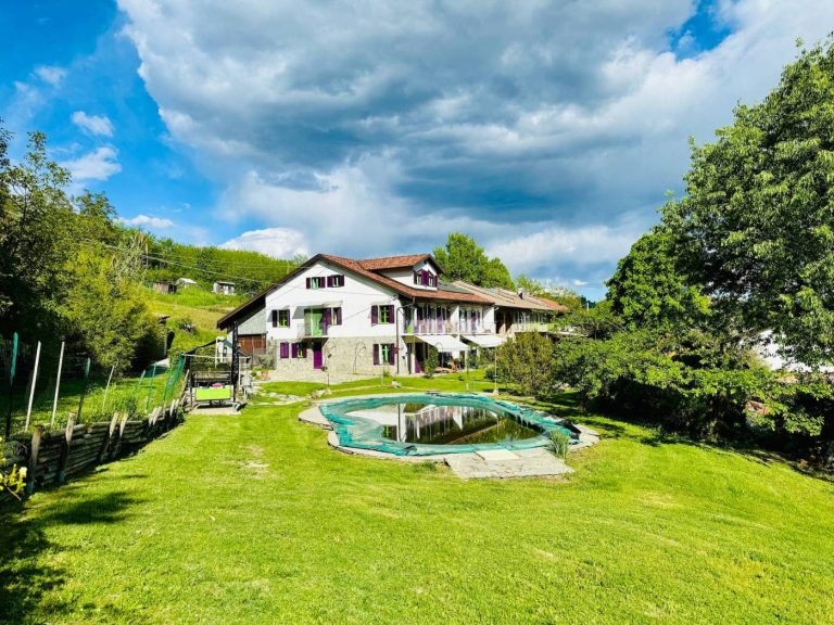 Casale ristrutturato con piscina a Cinzano Torinese.