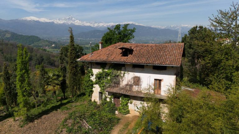 Rustico da ristrutturare con parco-bambù e vista Monviso.