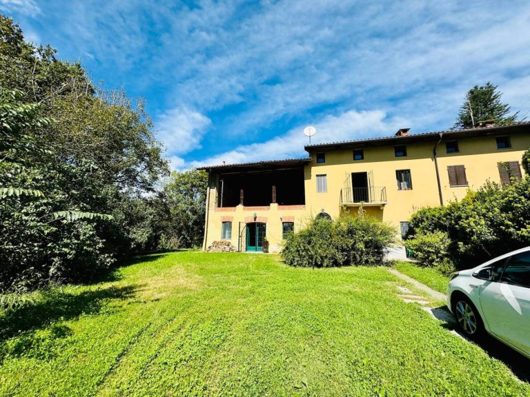 Porzione di villa libera su tre lati con 1600 mq di giardino