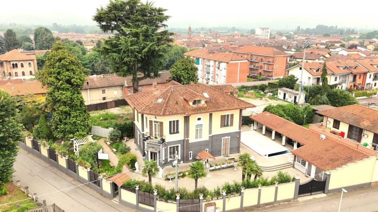 Villa liberty con piscina e terreno edificabile