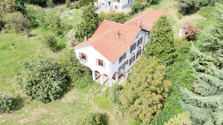 Villa con giardino pianeggiante 3600 mq.