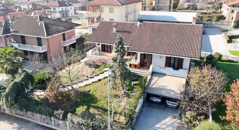 Poirino. Villa bifamiliare con giardino. Ottimo stato